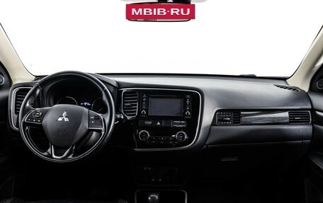 Mitsubishi Outlander III рестайлинг 3, 2017 год, 1 399 000 рублей, 10 фотография