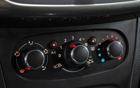 Renault Logan II, 2017 год, 949 000 рублей, 18 фотография