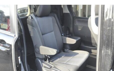 Toyota Noah III, 2016 год, 2 127 000 рублей, 12 фотография