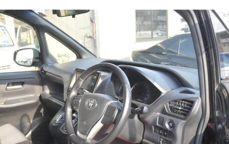 Toyota Noah III, 2016 год, 2 127 000 рублей, 8 фотография