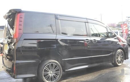 Toyota Noah III, 2016 год, 2 127 000 рублей, 4 фотография