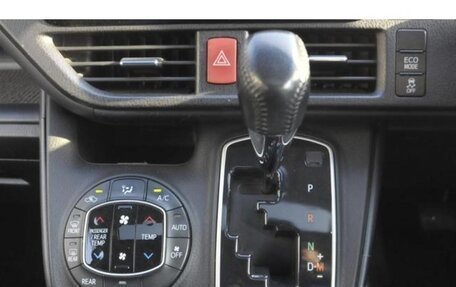 Toyota Noah III, 2016 год, 2 127 000 рублей, 10 фотография