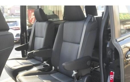 Toyota Noah III, 2016 год, 2 127 000 рублей, 17 фотография