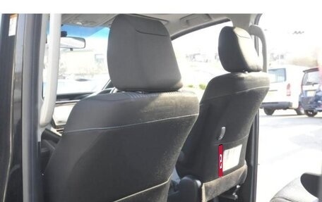 Toyota Noah III, 2016 год, 2 127 000 рублей, 18 фотография