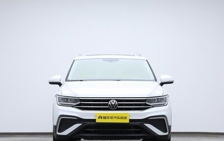 Volkswagen Tiguan II, 2022 год, 1 980 100 рублей, 2 фотография