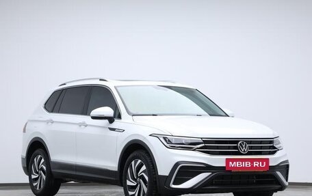 Volkswagen Tiguan II, 2022 год, 1 980 100 рублей, 3 фотография