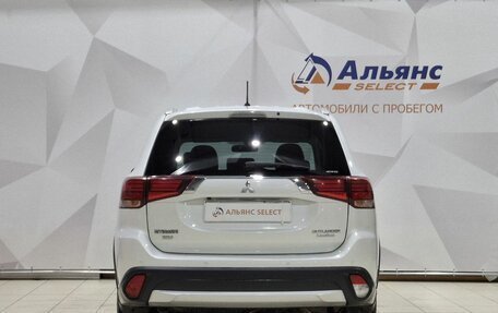 Mitsubishi Outlander III рестайлинг 3, 2015 год, 1 790 000 рублей, 4 фотография