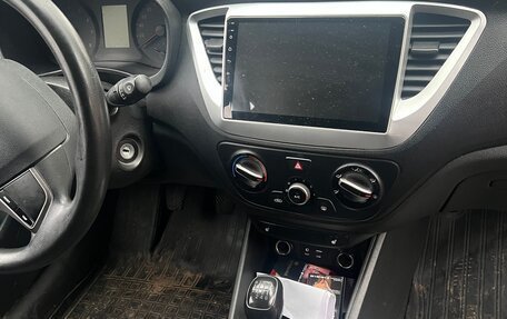 Hyundai Solaris II рестайлинг, 2017 год, 700 000 рублей, 9 фотография