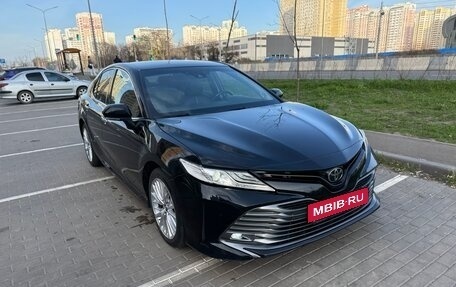 Toyota Camry, 2018 год, 2 450 000 рублей, 1 фотография
