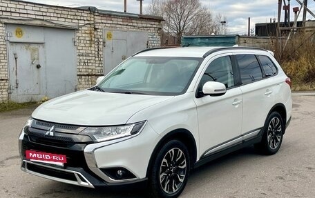 Mitsubishi Outlander III рестайлинг 3, 2021 год, 2 450 000 рублей, 3 фотография