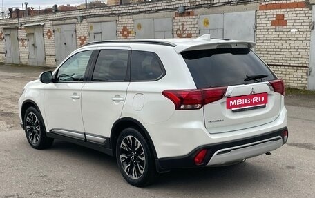 Mitsubishi Outlander III рестайлинг 3, 2021 год, 2 450 000 рублей, 4 фотография