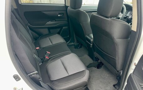 Mitsubishi Outlander III рестайлинг 3, 2021 год, 2 450 000 рублей, 12 фотография