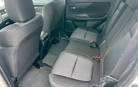 Mitsubishi Outlander III рестайлинг 3, 2021 год, 2 450 000 рублей, 11 фотография