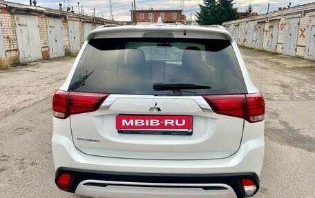 Mitsubishi Outlander III рестайлинг 3, 2021 год, 2 450 000 рублей, 6 фотография