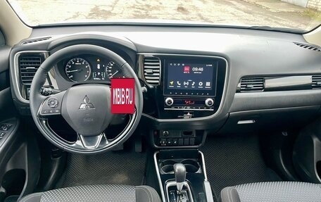 Mitsubishi Outlander III рестайлинг 3, 2021 год, 2 450 000 рублей, 10 фотография