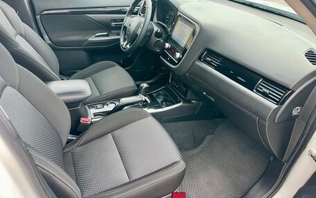 Mitsubishi Outlander III рестайлинг 3, 2021 год, 2 450 000 рублей, 9 фотография