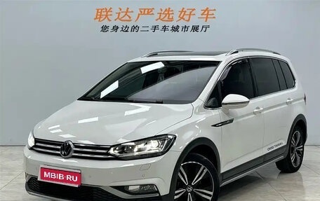 Volkswagen Touran III, 2021 год, 2 200 000 рублей, 1 фотография