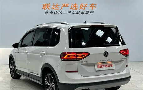 Volkswagen Touran III, 2021 год, 2 200 000 рублей, 4 фотография