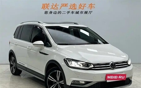 Volkswagen Touran III, 2021 год, 2 200 000 рублей, 3 фотография