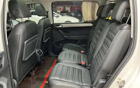 Volkswagen Touran III, 2021 год, 2 200 000 рублей, 19 фотография