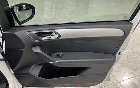 Volkswagen Touran III, 2021 год, 2 200 000 рублей, 17 фотография