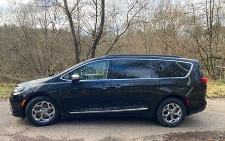 Chrysler Pacifica (RU), 2022 год, 5 900 000 рублей, 4 фотография