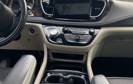 Chrysler Pacifica (RU), 2022 год, 5 900 000 рублей, 18 фотография