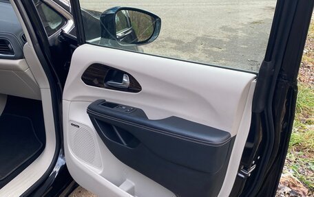 Chrysler Pacifica (RU), 2022 год, 5 900 000 рублей, 15 фотография