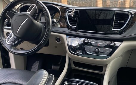 Chrysler Pacifica (RU), 2022 год, 5 900 000 рублей, 21 фотография