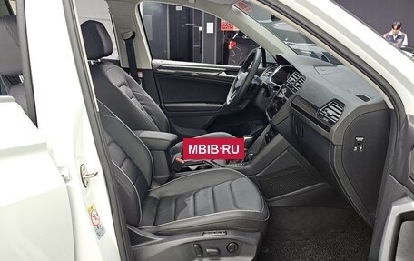 Volkswagen Tiguan II, 2024 год, 4 450 000 рублей, 9 фотография