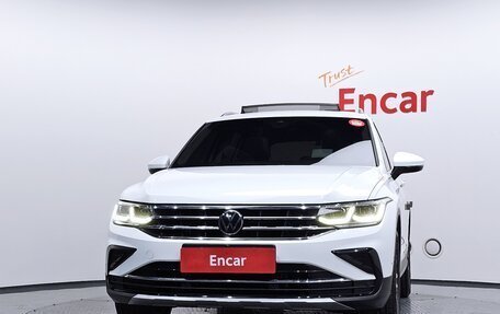 Volkswagen Tiguan II, 2023 год, 5 630 000 рублей, 3 фотография