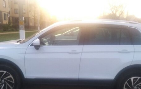 Volkswagen Tiguan II, 2018 год, 2 400 000 рублей, 3 фотография