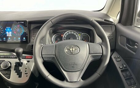 Toyota ISis I, 2013 год, 1 300 000 рублей, 10 фотография