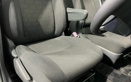 Toyota ISis I, 2013 год, 1 300 000 рублей, 13 фотография