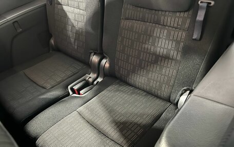 Toyota ISis I, 2013 год, 1 300 000 рублей, 16 фотография