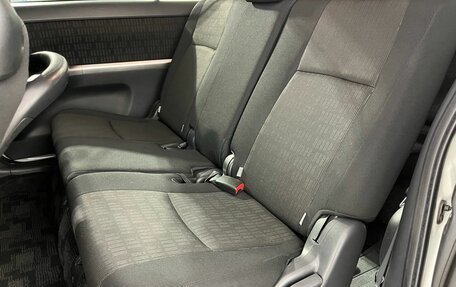 Toyota ISis I, 2013 год, 1 300 000 рублей, 14 фотография