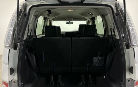 Toyota ISis I, 2013 год, 1 300 000 рублей, 20 фотография