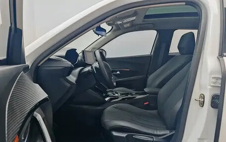 Peugeot 2008 II, 2022 год, 1 750 000 рублей, 10 фотография