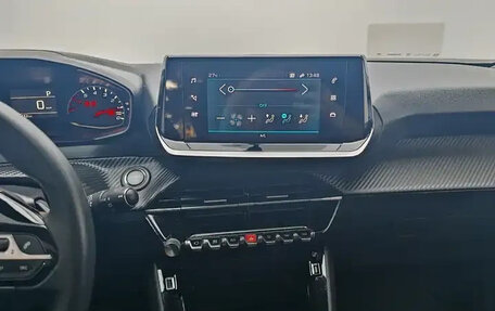 Peugeot 2008 II, 2022 год, 1 750 000 рублей, 13 фотография