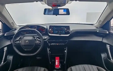 Peugeot 2008 II, 2022 год, 1 750 000 рублей, 12 фотография