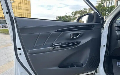 Toyota Yaris XP150 рестайлинг, 2022 год, 1 050 099 рублей, 16 фотография