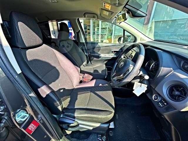 Toyota Vitz XP130 рестайлинг, 2019 год, 795 890 рублей, 12 фотография