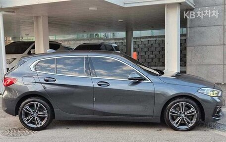 BMW 1 серия, 2022 год, 2 400 000 рублей, 3 фотография