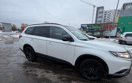 Mitsubishi Outlander III рестайлинг 3, 2021 год, 2 550 000 рублей, 6 фотография