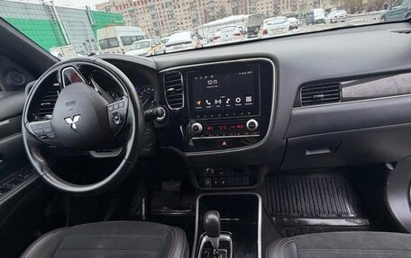 Mitsubishi Outlander III рестайлинг 3, 2021 год, 2 550 000 рублей, 7 фотография