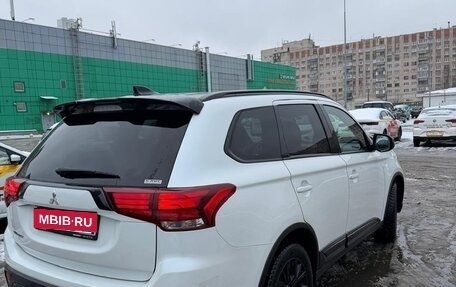 Mitsubishi Outlander III рестайлинг 3, 2021 год, 2 550 000 рублей, 5 фотография