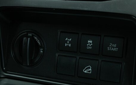 Toyota Land Cruiser Prado 150 рестайлинг 2, 2018 год, 4 050 000 рублей, 21 фотография