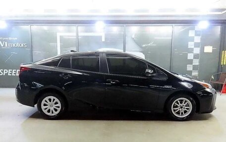 Toyota Prius IV XW50, 2022 год, 2 350 000 рублей, 3 фотография