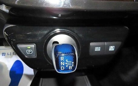 Toyota Prius IV XW50, 2022 год, 2 350 000 рублей, 13 фотография