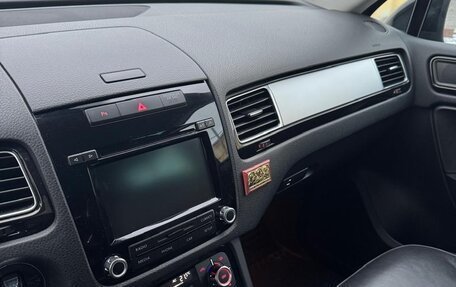 Volkswagen Touareg III, 2011 год, 1 750 000 рублей, 10 фотография